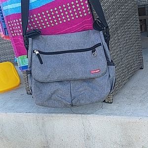 SKIP HOP GRAY MESSENGER DIAPER BAG EXCELLENT COND